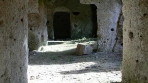 Skalní (kamenné) obydlí Lišov 5 Zdroj: https://www.obeclisov.sk/kamenne-obydlia-clanok/mid/339887/.html