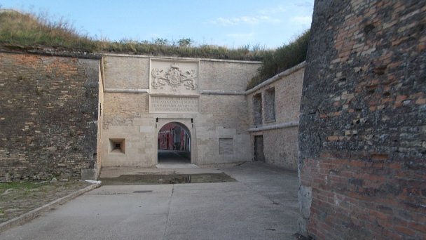 Pevnosť Komárno Autor: Globetrotter19 Zdroj: https://upload.wikimedia.org/wikipedia/commons/c/c6/Ferdinand_Gate%2C_Old_Fortress_in_Kom%C3%A1rno%2C_Slovakia.jpg