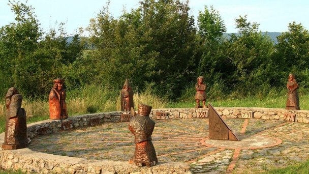 Slnečné hodiny Drienčany Autor: Facebook Túlame sa Slovenskom Zdroj: https://scontent.fbts7-1.fna.fbcdn.net/v/t1.0-9/44177298_339615006604332_5557191268703928320_o.jpg?_nc_cat=108&ccb=2&_nc_sid=730e14&_nc_ohc=4GBqOhulukkAX-kOm2D&_nc_ht=scontent.fbts7-1.fna&oh=5b0bb0299cbcc0266eeca0fd92d10998&oe=5FEB3171