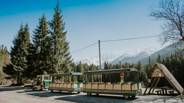 Roháčsky turistický vláčik 4 Zdroj: https://rohacskyvlacik.sk/wp-content/uploads/2017/04/Rohacsky-turisticky-vlacik-0013.jpg
