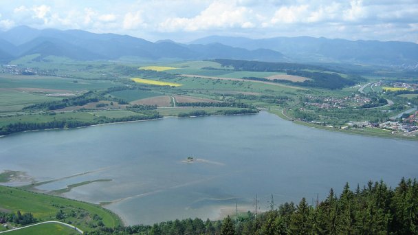 Vodní nádrž Bešeňová 2 Autor: R. Turjak, P. Porubcansky Zdroj: https://sk.wikipedia.org/wiki/Be%C5%A1e%C5%88ov%C3%A1_(vodn%C3%A1_n%C3%A1dr%C5%BE)#/media/S%C3%BAbor:Be%C5%A1e%C5%88ovsk%C3%A1_n%C3%A1dr%C5%BE.jpg