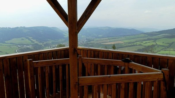 Rozhledna na vrchu Bobovec 2 Autor: Michal Jakubský Zdroj: https://kamnahory.sk/Turistika/Mala-Fatra/Rozhladna-na-Bobovci.html