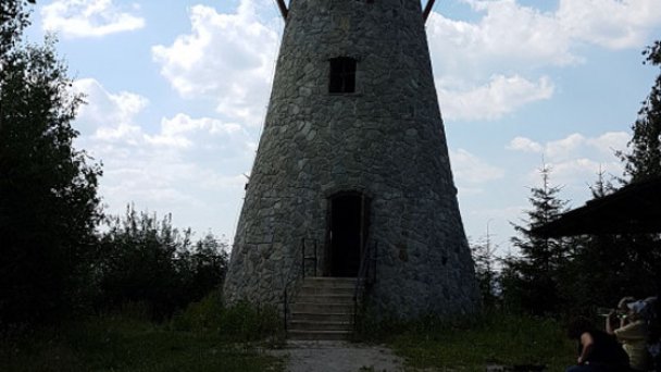 Rozhledna na vrchu Bobovec 5 Autor: Michal Jakubský Zdroj: https://kamnahory.sk/Turistika/Mala-Fatra/Rozhladna-na-Bobovci.html