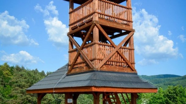 Rozhledna Dúbravka Soblahov 2 Zdroj: https://visit.trencin.sk/wp-content/uploads/2018/10/Rozh%C4%BEad%C5%88a-D%C3%BAbravka-01.jpg