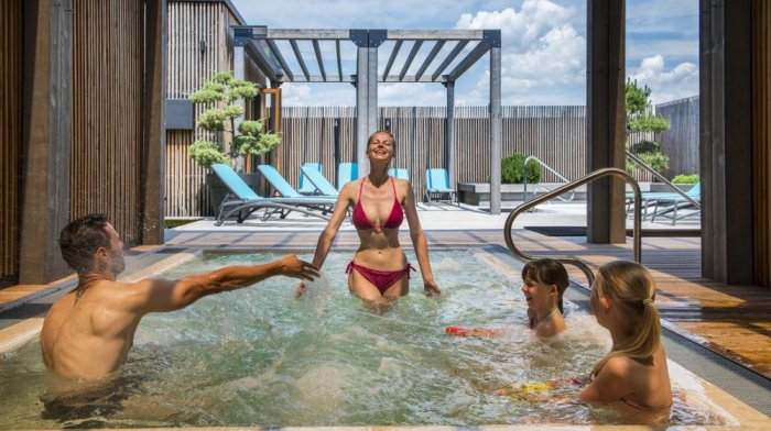 Jedinečná dovolená s wellness, KIDS zónou, venkovním aquaparkem a 3D bludištěm