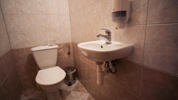 Dvojlôžková izba s možnosťou dvoch prísteliek - toaleta Dvojlôžková izba s možnosťou dvoch prísteliek - toaleta