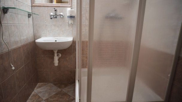 Dvojlôžková izba s možnosťou dvoch prísteliek - kúpelňa Dvojlôžková izba s možnosťou dvoch prísteliek - kúpelňa
