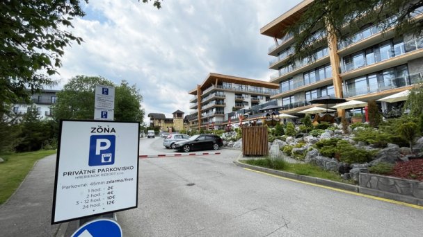 Exteriérové parkovisko zo zadnej strany 4-hviezdičkovej časti Hrebienok Resortu