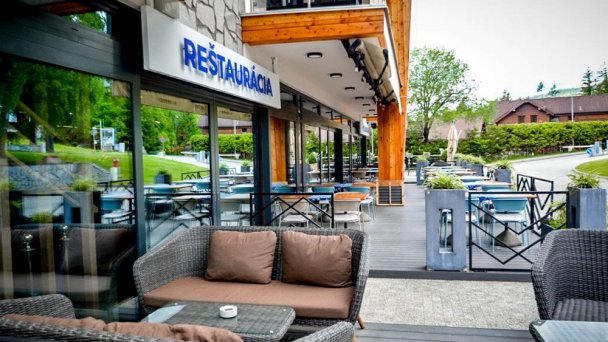 Terasa Slowenskej reštaurácie v 4-hviezdičkovej časti Hrebienok Resortu