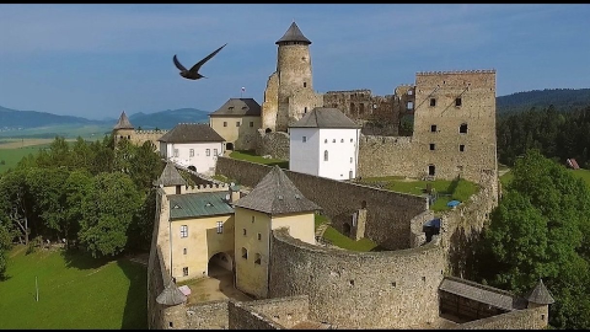 Ľubovniansky hrad - Stará Ľubovňa, Slovakia (from above) Autor: ChelloPhoto Zdroj: https://www.youtube.com/@ChelloPhoto