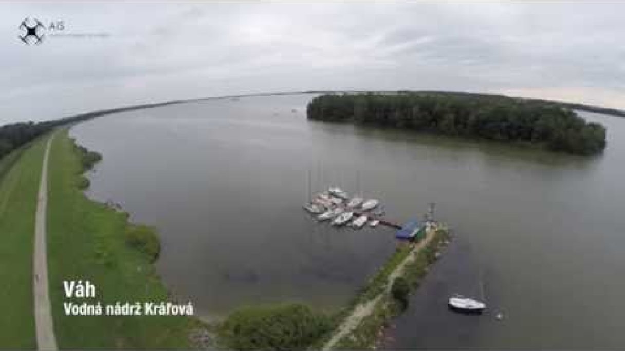 Váh - Vodná nádrž Kráľová Autor: Aerial Images Slovakia Zdroj: https://www.youtube.com/@aerialimagesslovakia9362