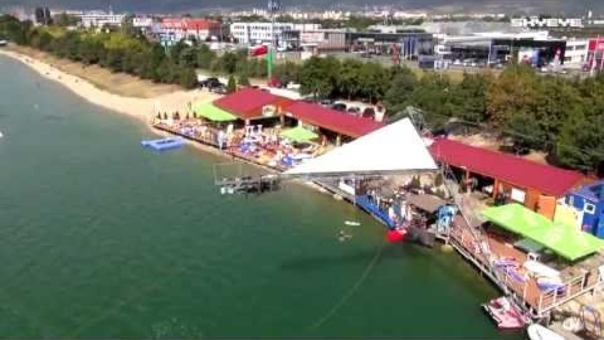 Wakelake Zlaté Piesky - Predstavenie areálu Autor: Wakelake Golden Sands Zdroj: https://www.youtube.com/@wakelakegoldensands5005 Wakelake Zlaté Piesky - Predstavenie areálu Autor: Wakelake Golden Sands Zdroj: https://www.youtube.com/@wakelakegoldensands5005