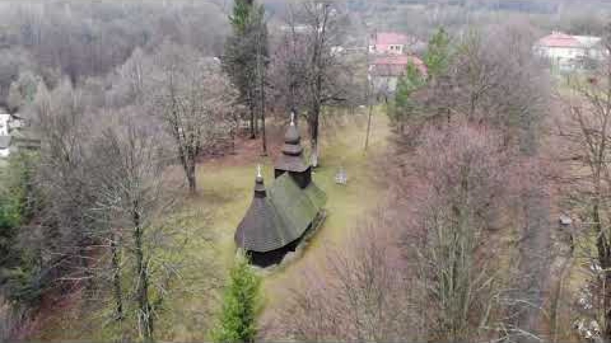 DJI Mavic Air 4K | Aerial view of Greek Catholic wooden Church in Ruska Bystra Autor: JanTravels Zdroj: https://www.youtube.com/@jantravels8936 DJI Mavic Air 4K | Aerial view of Greek Catholic wooden Church in Ruska Bystra Autor: JanTravels Zdroj: https://www.youtube.com/@jantravels8936