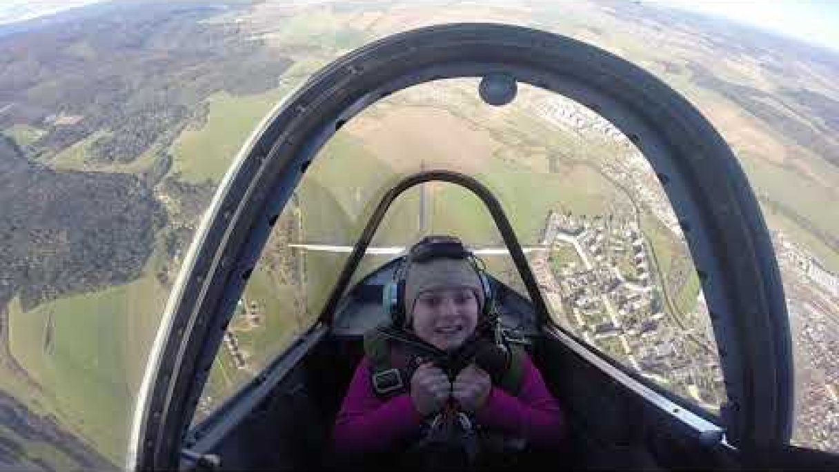 Akrobaticky let yak-52 ombre skola lietania spisska nova ves Autor: jeleň Zdroj: https://www.youtube.com/@jelen4452