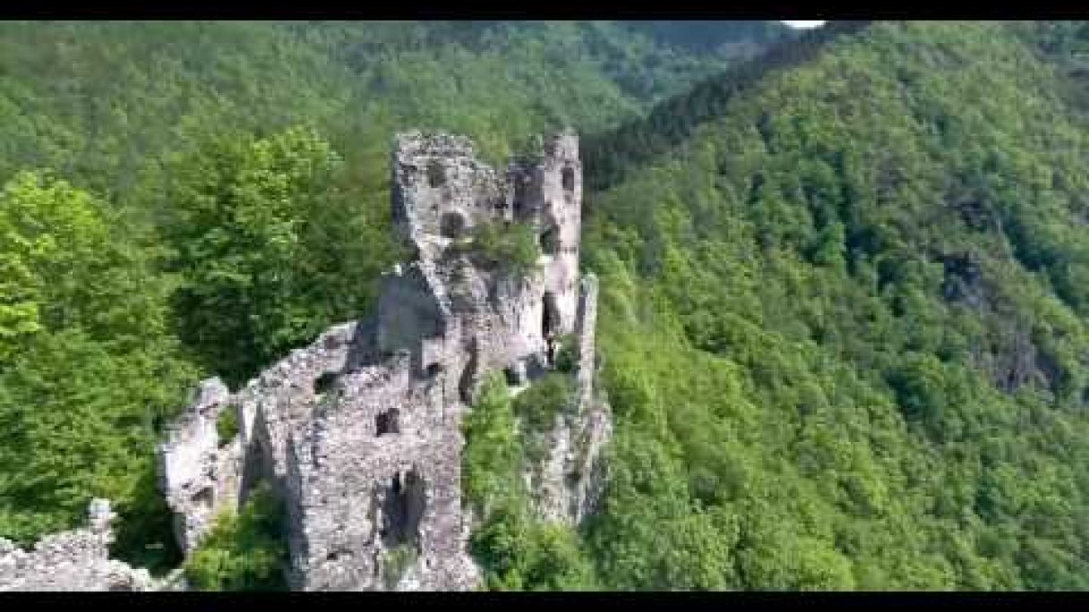 Starhrad Strecno Autor: Suada Meatfly Zdroj: https://www.youtube.com/@suadameatfly2518 Starhrad Strecno Autor: Suada Meatfly Zdroj: https://www.youtube.com/@suadameatfly2518