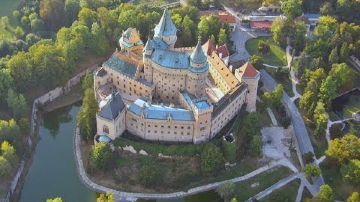 Bojnice Castle Slovakia | FPV Autor: VladoPortosRC Zdroj: https://www.youtube.com/@VladoPortosRC Bojnice Castle Slovakia | FPV Autor: VladoPortosRC Zdroj: https://www.youtube.com/@VladoPortosRC
