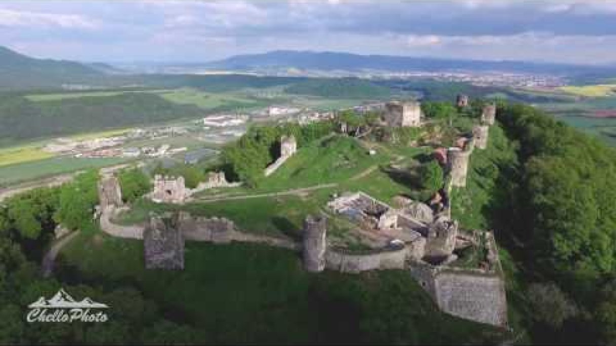 Šarišský hrad - Prešov, Slovakia (from above) Autor: ChelloPhoto Zdroj: https://www.youtube.com/@ChelloPhoto