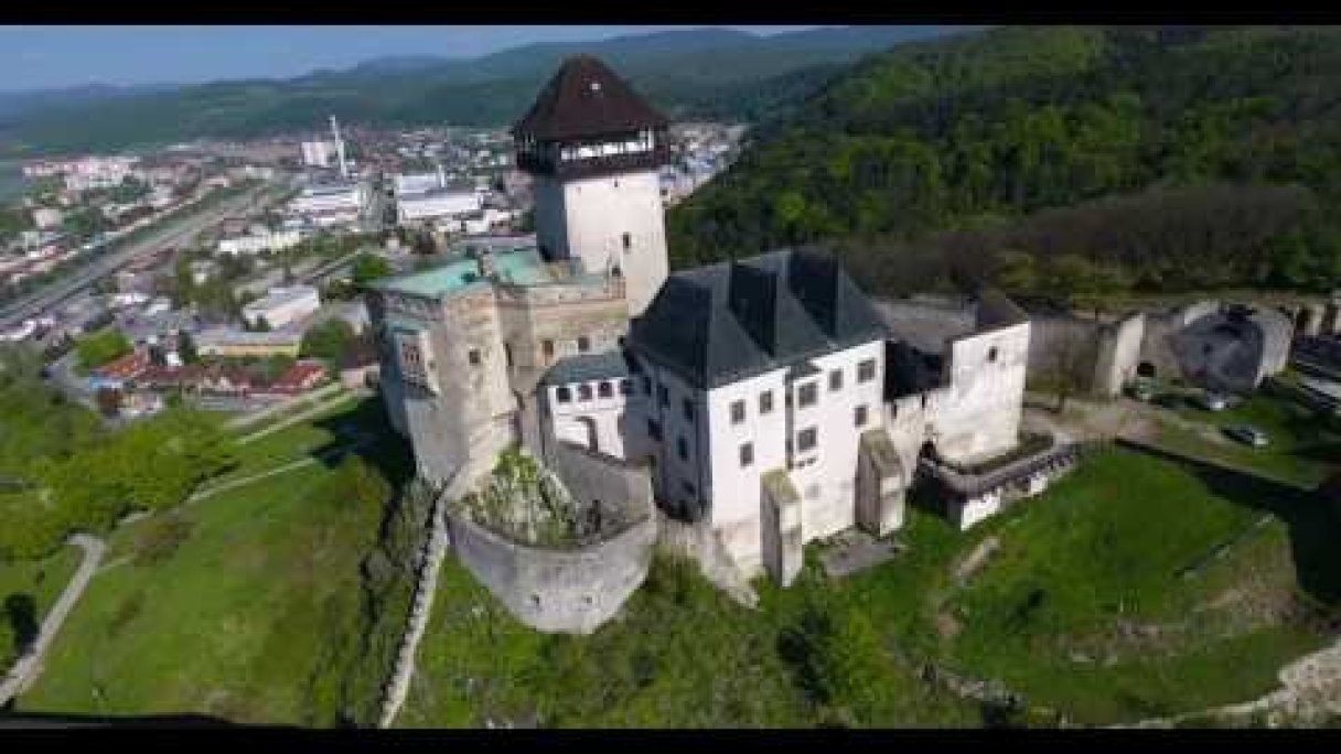 Trenčiansky hrad, 2017 Autor: Suada Meatfly Zdroj: https://www.youtube.com/@suadameatfly2518 Trenčiansky hrad, 2017 Autor: Suada Meatfly Zdroj: https://www.youtube.com/@suadameatfly2518
