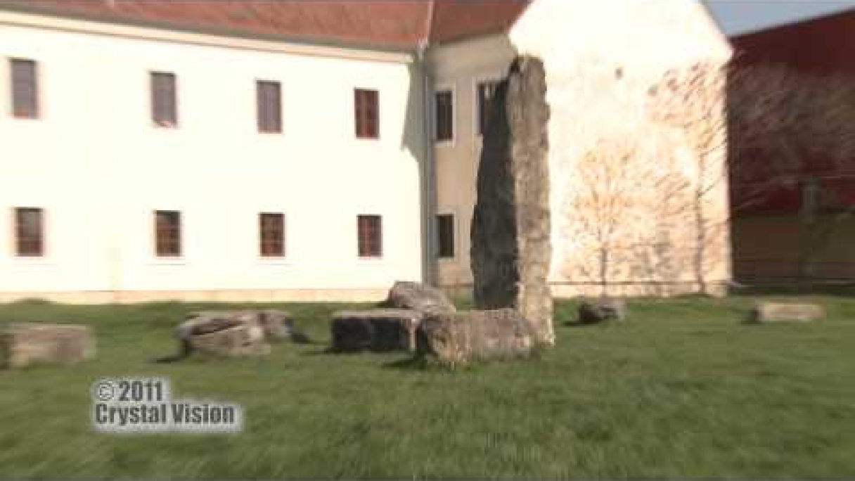 Megalitické kamene a zámok v Holíči Autor: Slovensky Trip Zdroj: https://www.youtube.com/@slovaktrip