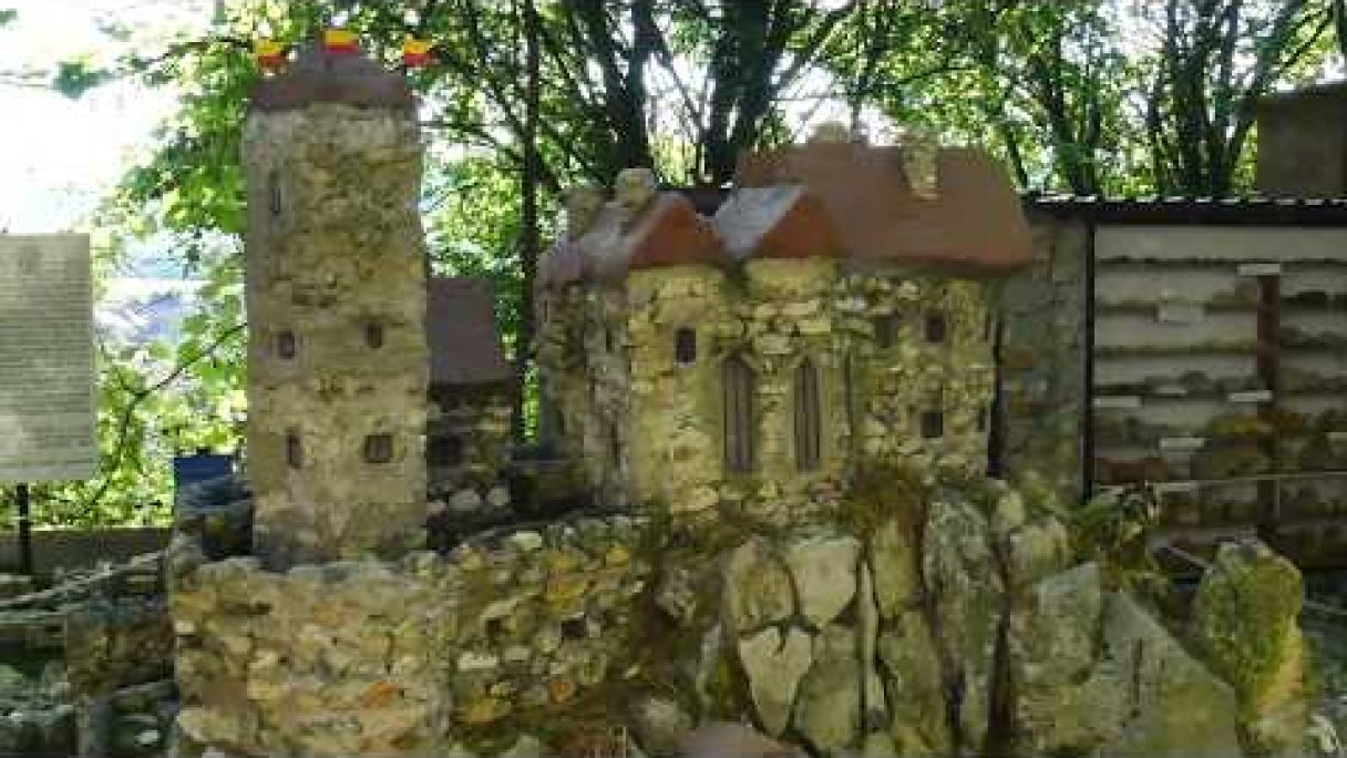 Malý skanzen Beckov (Bubeland) 4K - Vyletik.eu Autor: Vyletik.eu Zdroj: https://www.youtube.com/@Vyletikeu Malý skanzen Beckov (Bubeland) 4K - Vyletik.eu Autor: Vyletik.eu Zdroj: https://www.youtube.com/@Vyletikeu