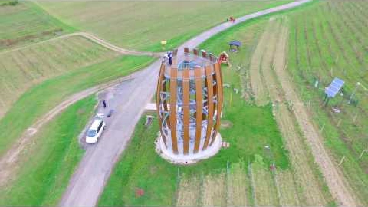 Vyhliadková veža Tokaj - 2017 Autor: Droners team - Robert Piatrik Zdroj: https://www.youtube.com/@RobertPiatrik Vyhliadková veža Tokaj - 2017 Autor: Droners team - Robert Piatrik Zdroj: https://www.youtube.com/@RobertPiatrik