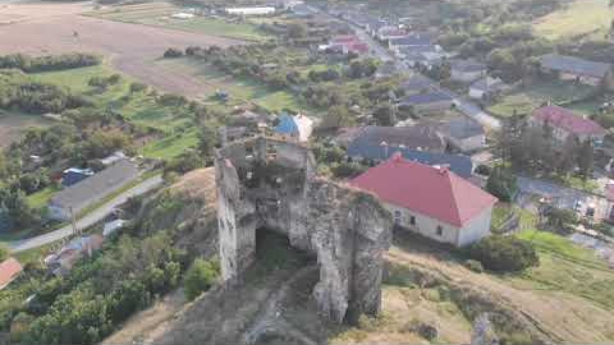 Hrad       Velky Kamenec Autor: DJI Mavic A Zdroj: https://www.youtube.com/@djimavica4561
