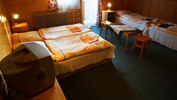 Izba č. 10 na poschodí so 4 lôžkami, TV/SAT, samostatnou kúpeľňou s WC a balkónom
