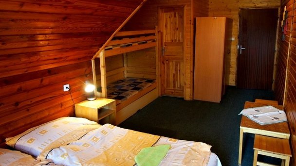 Izba č. 12 na poschodí s 2 lôžkami, 2 prístelkami (poschodová posteľ)