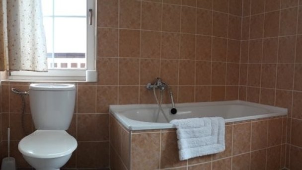 Trojlôžková izba štandard kúpeľňa Trojlôžková izba štandard kúpeľňa