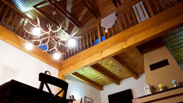 Apartmán Superior- Spoločenská miestnosť s galériou v podkroví.