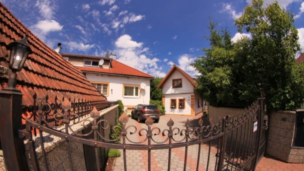 Parkovanie v oplotenom dvore