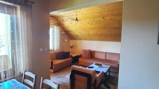 jedáleň s obývačkou