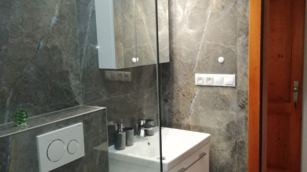 Kúpeľňa v izbe s výhľadom do záhrady