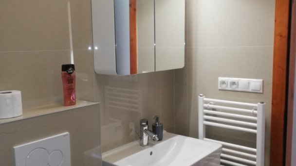 Nová kúpeľňa v izbe s výhľadom na hrad