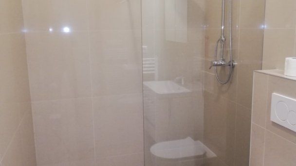 Nová kúpeľňa v izbe s výhľadom na hrad