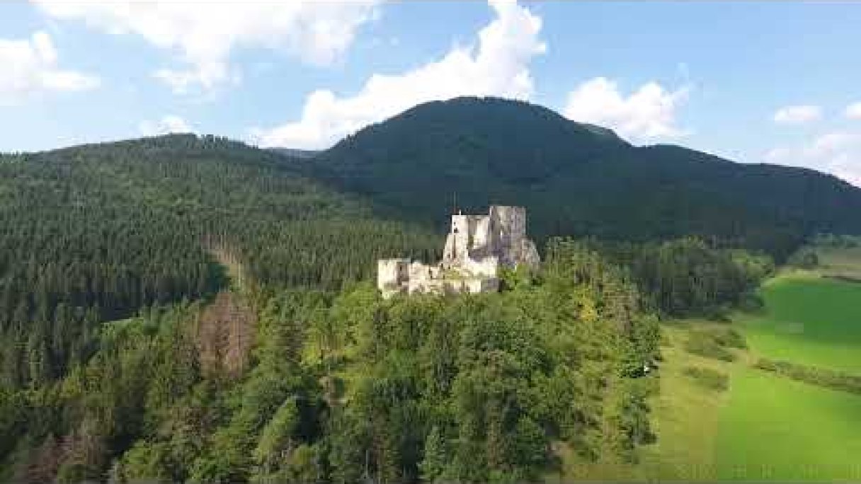 Hrad Likava - Likavský hrad - Likavka. Slovensko Zhora - TIPY NA VÝLETY Autor: SLOVENSKO ZHORA Zdroj: https://www.youtube.com/@SLOVENSKO-ZHORA
