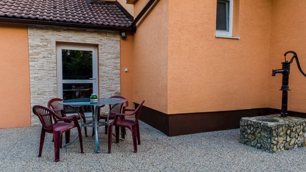 Chalupa pri potoku Valča 10