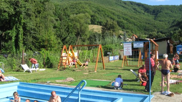 Chatka v rekreačnej oblasti pri lese Sklené Teplice 23