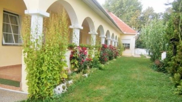 Penziónový domček Emese a Pivničná chatka pri jazere Búč 25