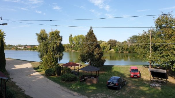 Penziónový domček Emese a Pivničná chatka pri jazere Búč 40