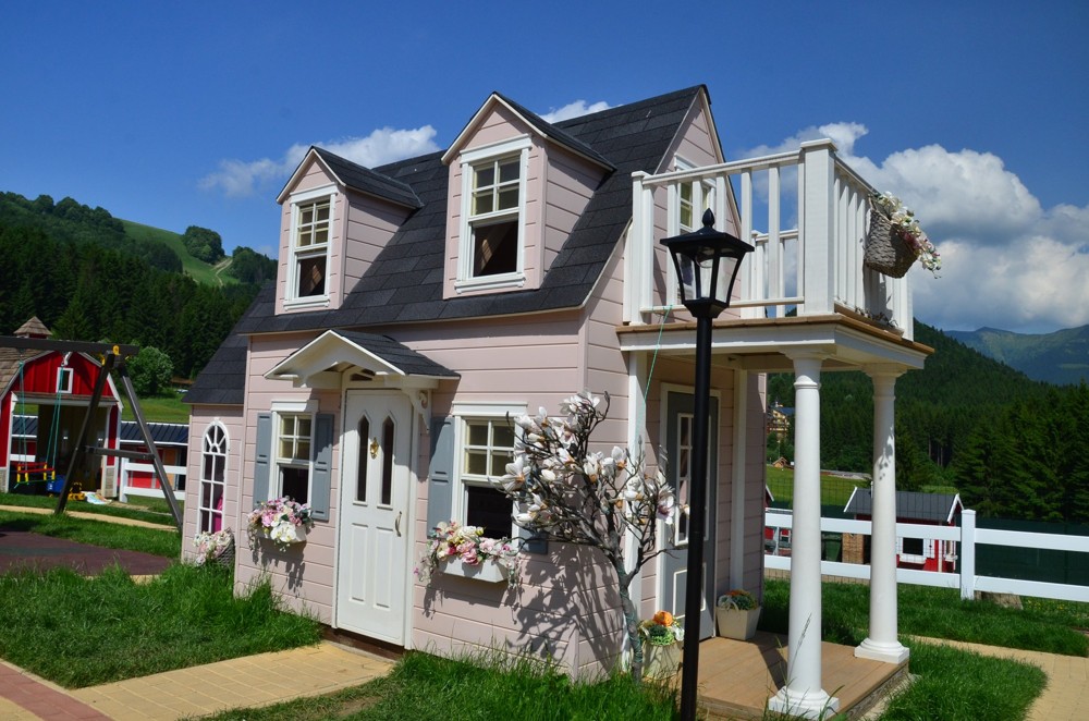 Maličký ružový domček so záhradkou s rozprávkovej dedinke pre deti
