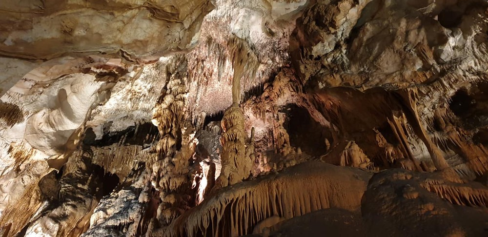 Priamy pohľad na jasovskú jaskyňu neďaleko Košíc