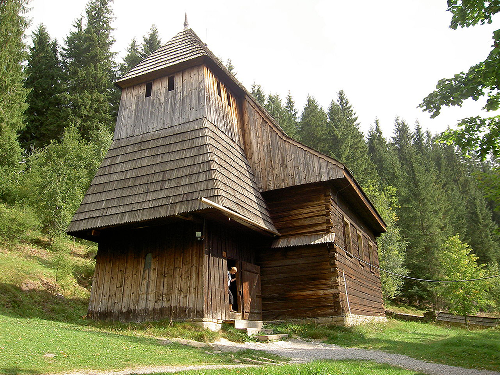 Tradičný drevený dvojposchodový kostolík s okolitou prírodou