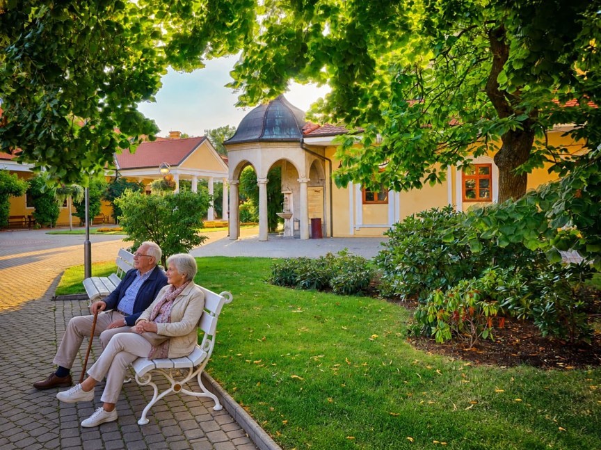 seniori na lavičke v kúpeľoch Piešťany