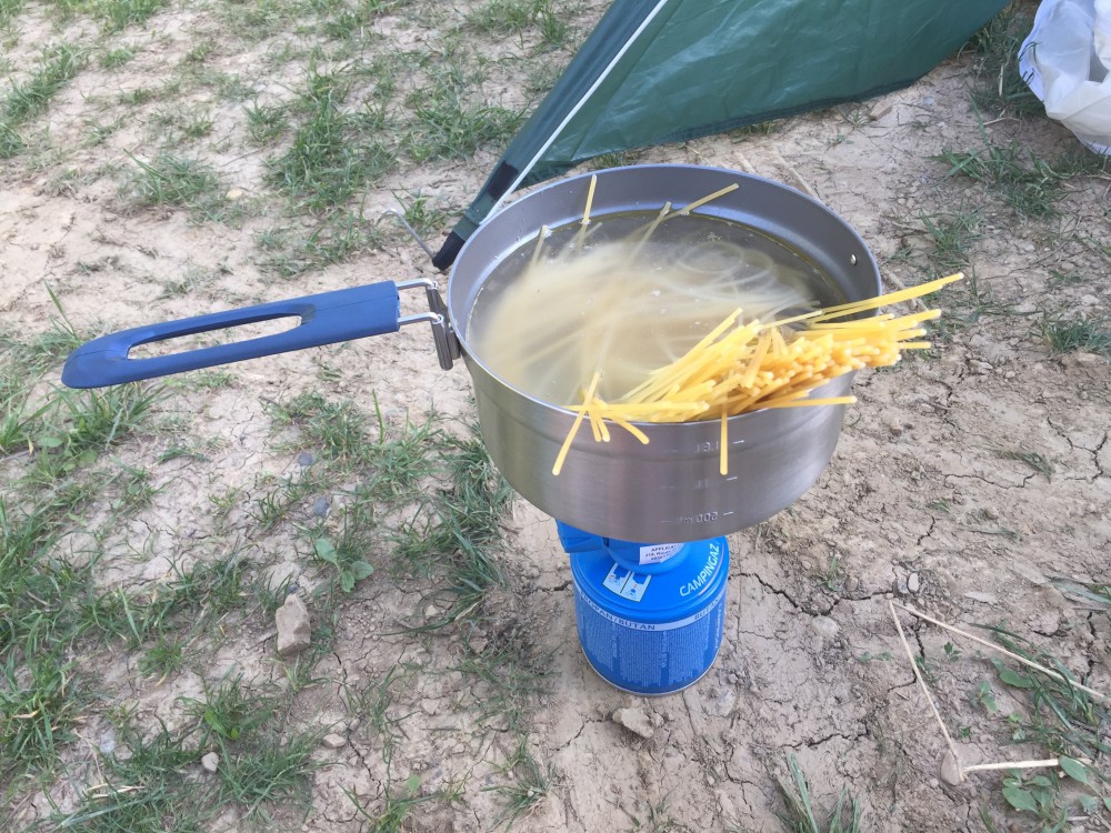 Špagety zvarené v kempingovom hrnci pri stanovaní v prírode