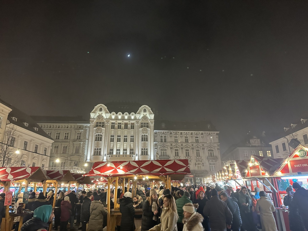 vianočné stánky na vianočných trhoch na námestí.