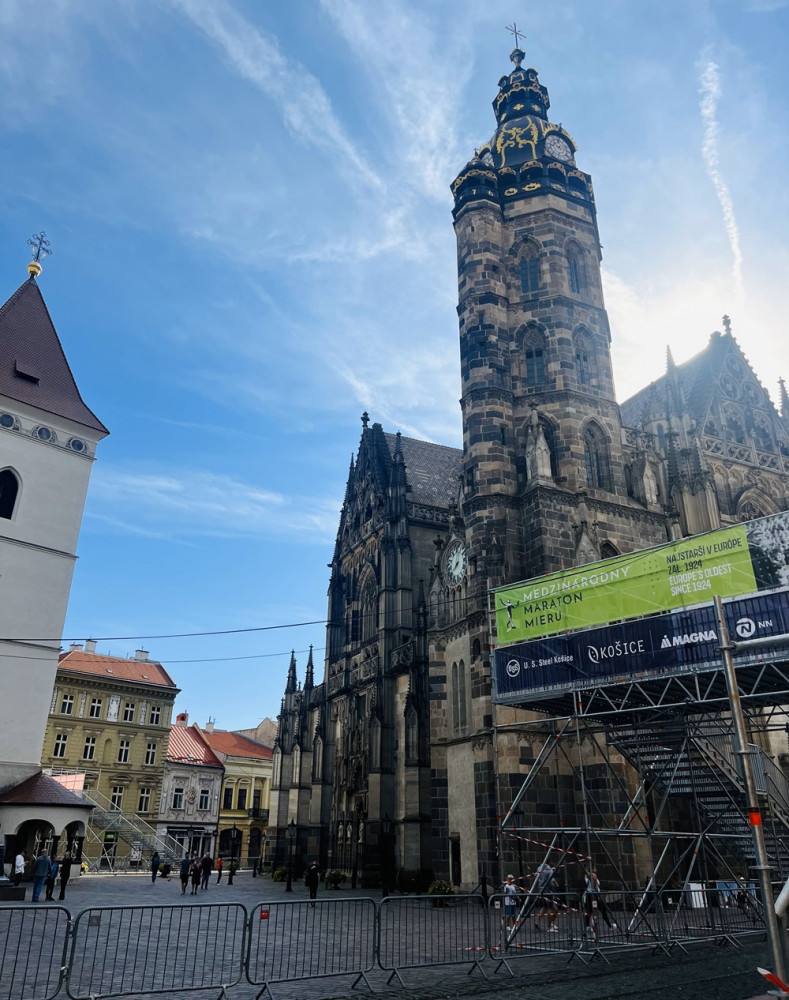 Pohľad na centrum Košíc a štart košického maratónu.