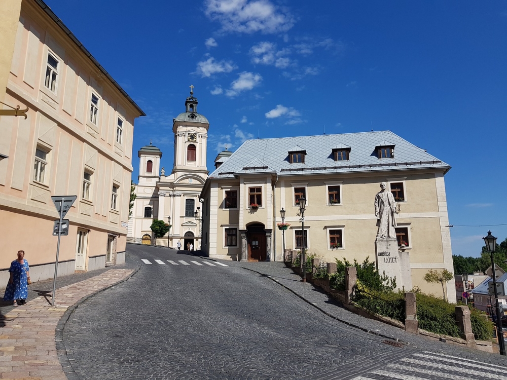 pohľad na historické centrum mesta Banská Štiavnica za slnečného dňa