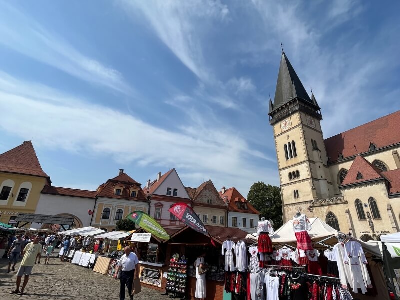 Stánky s rôznym tradičným jarmočným sortimentom na námestí mesta.