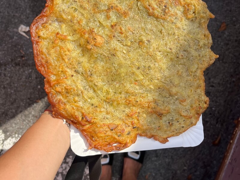 Čerstvo opražená haruľa na papierovej tácke.